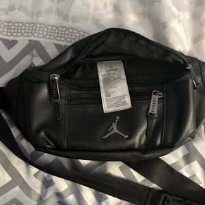 AIR JORDAN unisex crossbody bag/fanny pk.Gracious space abounds this stylish bag